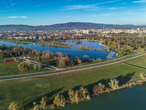 克罗地亚萨格勒布的贾伦湖和公园的鸟瞰图，库存照片图片下载