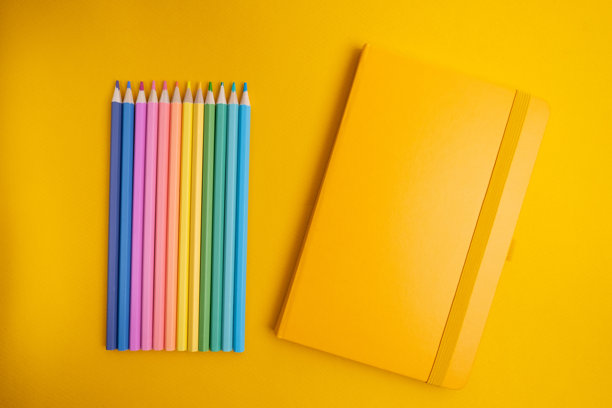 彩色铅笔与彩色背景。开学概念。绘画图片下载