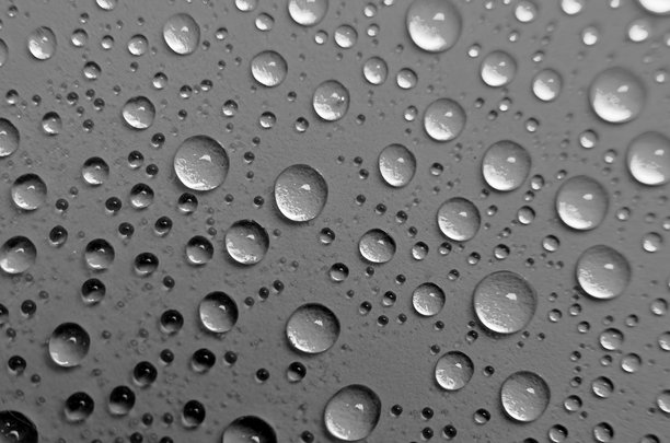 黑色背景上的水滴特写。水滴与壁纸概念。图片下载