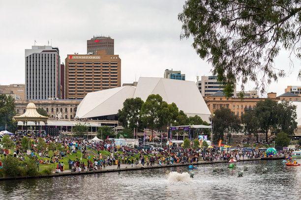 阿德莱德拥挤的长者公园图片下载