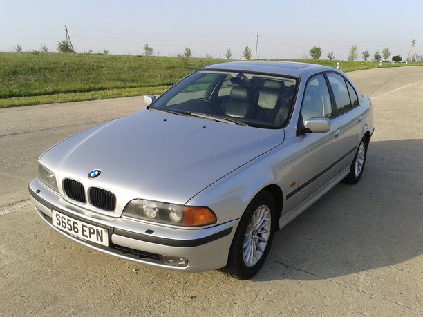 路上有辆银色的车图片下载