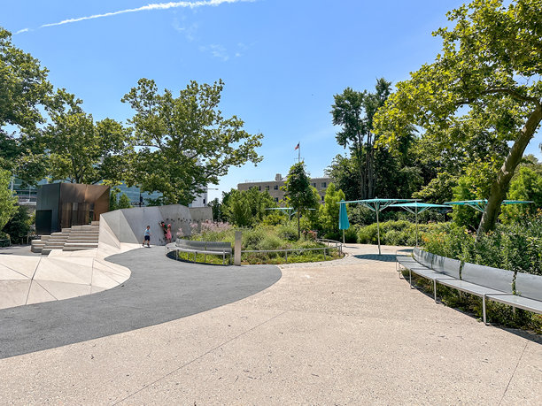 纽约炮台游乐场的当代游乐场。图片下载