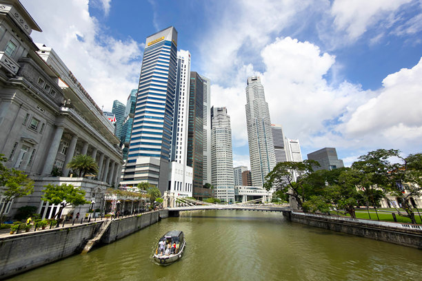 新加坡河和新加坡市中心的景色图片下载