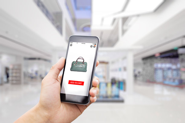 手拿手机网上购物图片下载