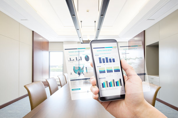 手拿智能手机分析财务报表图片下载