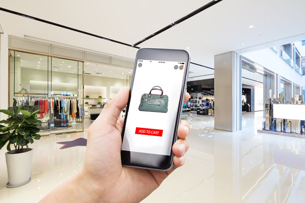 手拿手机网上购物图片下载