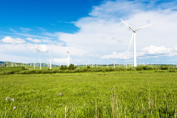 草原上风力发电场图片下载