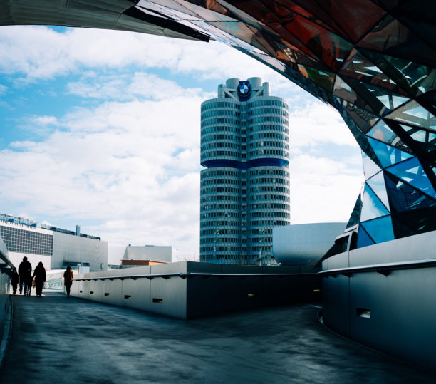 从宝马世界看到的宝马博物馆外观。人们在两栋建筑之间走动，进行旅游。图片下载