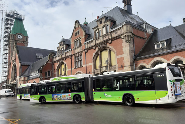 法国阿尔萨斯科尔马车站建筑外观，公共交通巴士图片下载