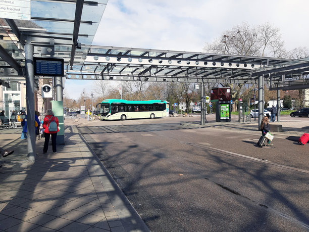 巴登-巴登火车站，公交车站，公交车，人们，德国图片下载