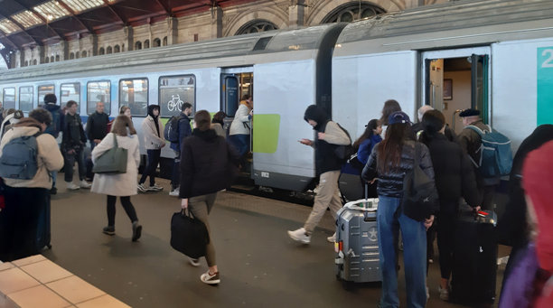 斯特拉斯堡市火车站，法国，欧洲，乘客登上火车的景象图片下载