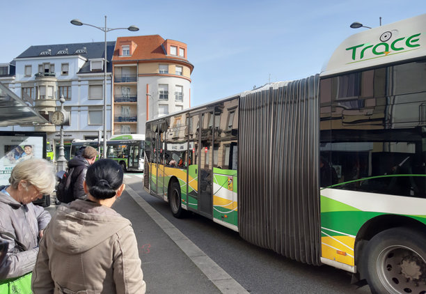 科尔马公共交通巴士，巴士站，等候巴士的人们景象图片下载