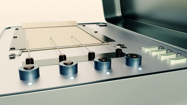 一台古董测谎机，上面写着“POLYGRAPH”图片下载