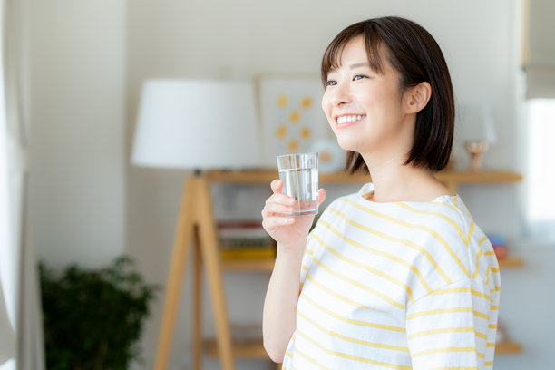 手拿杯子的女人图片下载