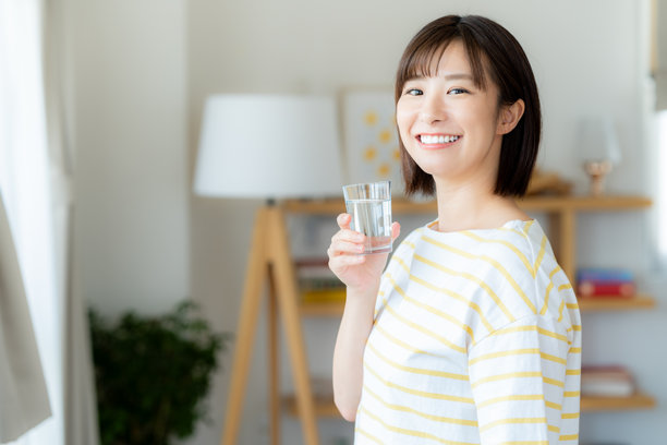 手拿杯子的女人图片下载