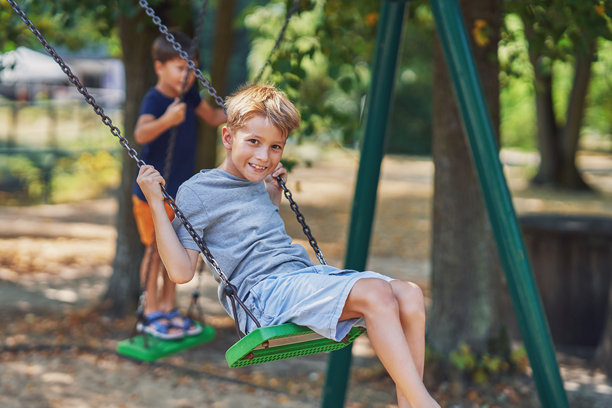 户外游乐场快乐孩子的照片图片下载