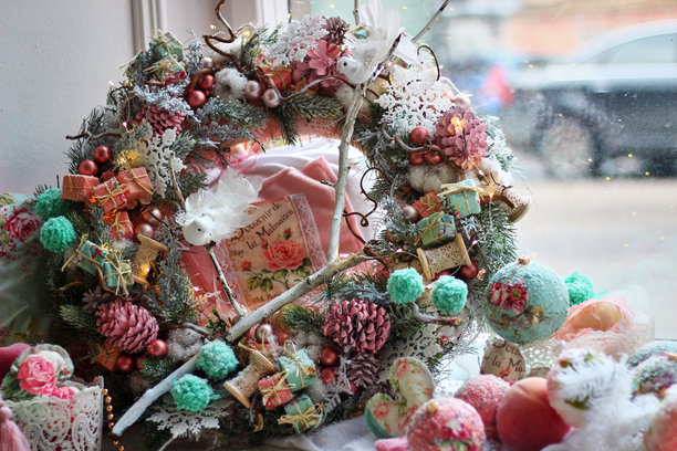 粉色玫瑰和鸟儿装饰的浪漫风格圣诞花环图片下载