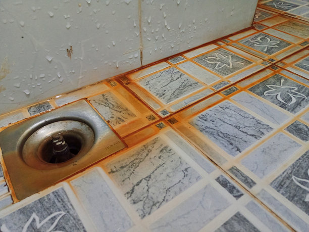 浴室地板上的污垢液体污渍图片下载