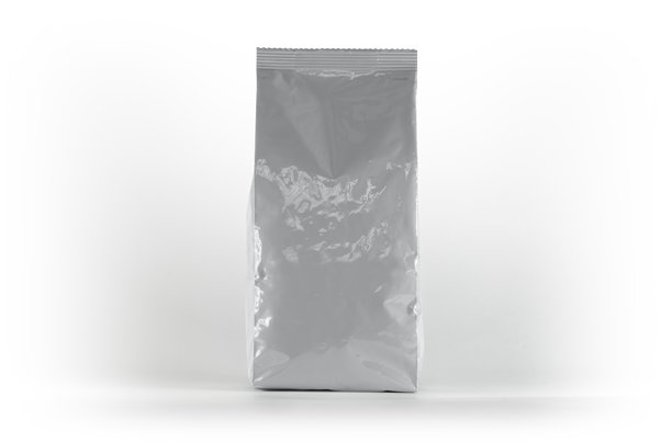 空白铝箔或塑料食品立式袋小吃包装袋全包食品包装。正面视图。白色背景下孤立。模型。3D渲染，3D插图。图片下载