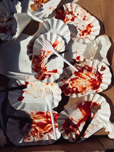 正上方的照片是盒子里纸盘上剩下的食物图片下载