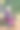 一个可爱的小女孩坐在森林中间的一根老树桩上，使用笔记本电脑进行在线学习或玩游戏。图片下载