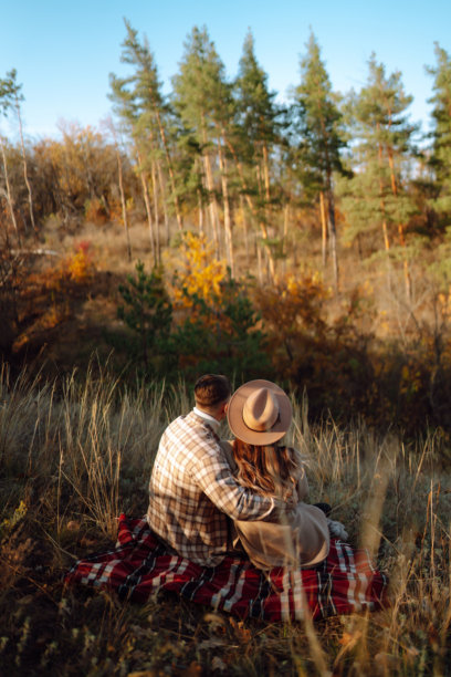一对情侣在宁静的秋日中享受快乐的时光图片下载