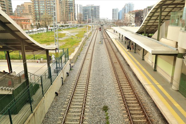 土耳其伊斯坦布尔。地铁站在地铁进入地下隧道之前。图片下载