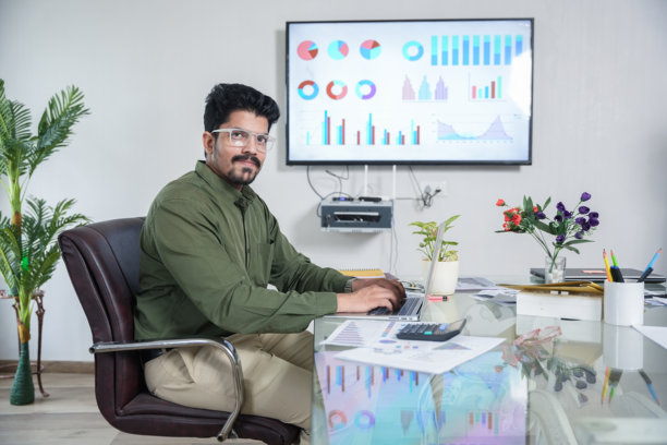 年轻的印度商人在现代办公室穿着正式服装工作，职业机会。公司。企业家。图片下载