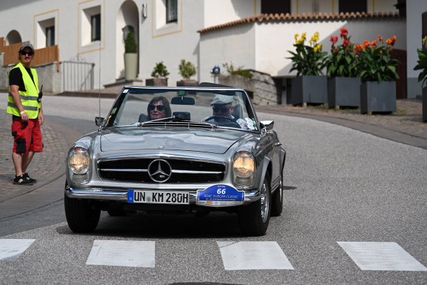 1970年的银色梅赛德斯-奔驰280 SL敞篷车（W 113）图片下载