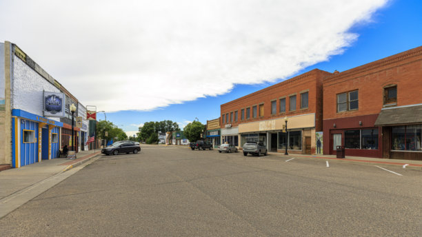 探索科罗拉多州拉斯阿尼马斯的小镇中心。历史悠久的砖砌建筑装点着宁静的主街和停车场。图片下载