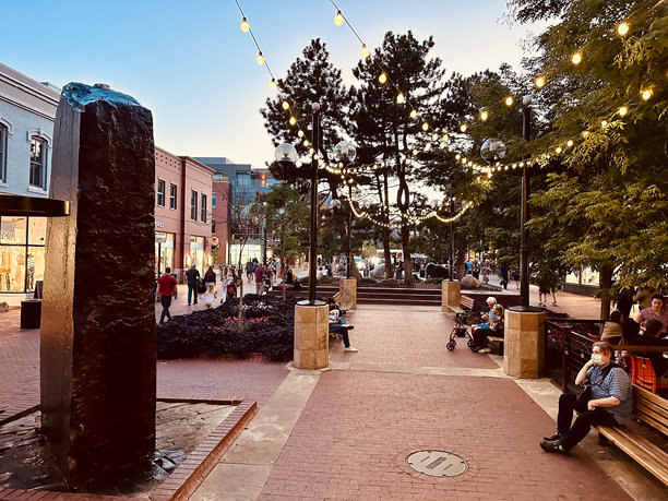 科罗拉多州博尔德市中心与行人图片下载