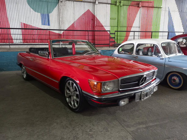 1980年红色闪亮的梅赛德斯-奔驰280 SLC豪华敞篷车在经典车展上。图片下载