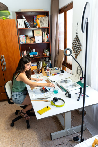 女性插画师在她的艺术工作室里用水彩画画图片下载