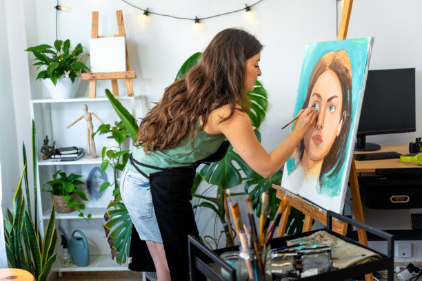 女性艺术家在她的艺术工作室中创作作品图片下载
