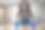 特写照片：年轻的女主妇独自在舒适的阁楼公寓内用抹布清洁木桌，显得不满。图片下载