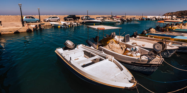 希腊罗德岛法利拉基地区的照片。风景旅行摄影。港口中的船只和舰艇。图片下载