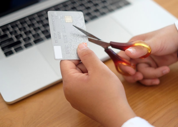 无法识别的手在剪切过期的信用卡图片下载