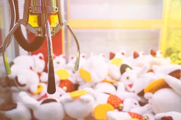 充满毛绒玩具的抓娃娃机图片下载