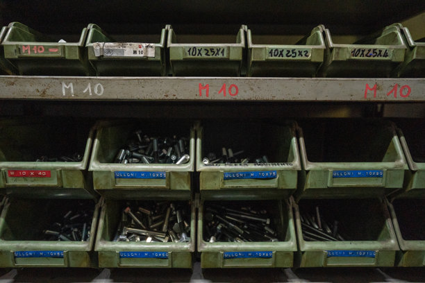 重型商店中的硬件排成行图片下载