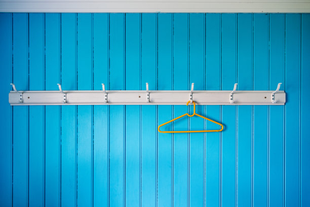 格林兰教堂蓝色墙壁上的黄色衣架图片下载