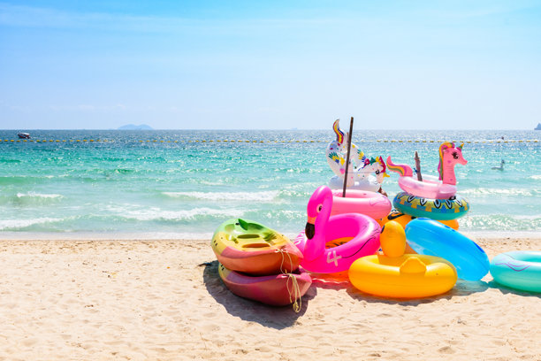 热带海滩上的五彩游泳圈，华丽的漂浮在沙滩上，科兰岛的蓝色海洋风景，度假，夏天，假期，自然，放松，无人，泰国芭提雅。图片下载