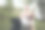 年轻的胡子露营者在户外享受休闲时光，手里拿着笔记本电脑和一杯咖啡。图片下载