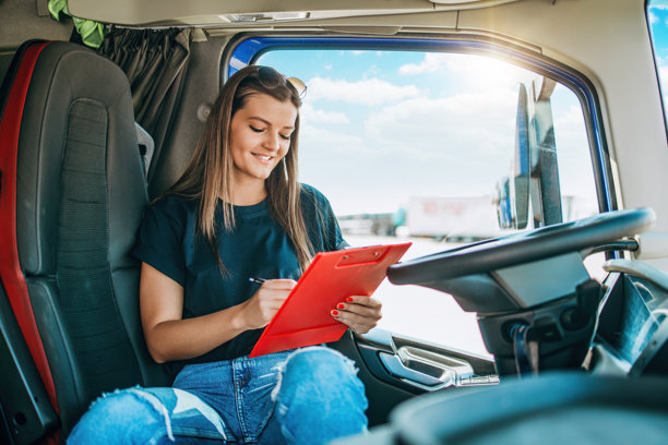 专业女性卡车司机在驾驶后休息图片下载