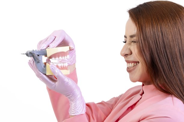 牙医微笑着看着牙科模型图片下载