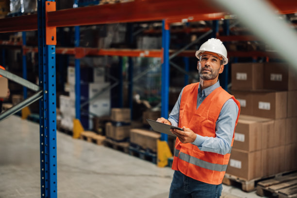 仓库员工专注地观察库存货架图片下载