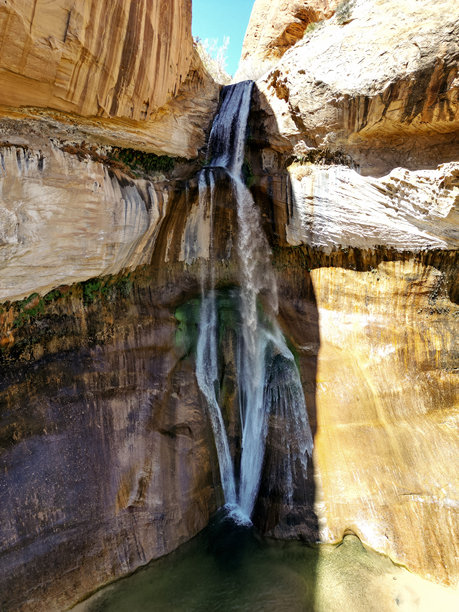 下小牛溪瀑布壮观的自然无人机照片，美丽的瀑布在犹他州，前往美国的旅行，步道，徒步旅行图片下载