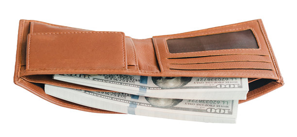 白色背景上孤立的手提包或钱包，里面有美元钞票。男性钱包与钞票的摄影图像。皮革钱包与美元钞票。图片下载