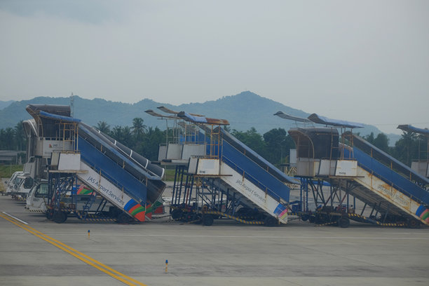 机场地面服务区的乘客梯子图片下载