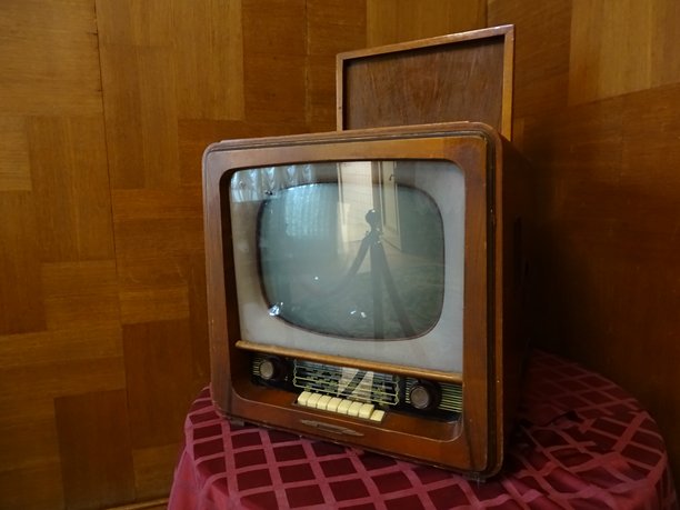 木质外壳的老式阴极射线管电视机图片下载