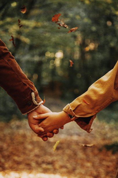 剪裁的情侣牵手照片图片下载